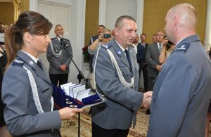 Przewodniczący Związków Zawodowych uhonorowują medalem za zasługi Komendanta Powiatowego Policji w Pułtusku