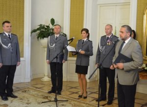 Burmistrz Pułtuska podczas przemówienia, składania podziękowań i życzeń dla funkcjonariuszy Policji w dniu Święta