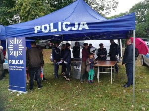 Stoisko promocyjne Komendy Powiatowej Policji w Pułtusku podczas uroczystości w Zambskach