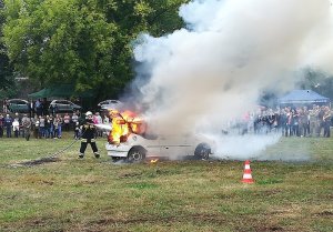 Ochotnicza Straż Pożarna podczas akcji gaszenia płonącego samochodu