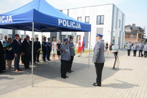 Dowódca uroczystości podkomisarz Marek Pawłowski składa meldunek o zakończeniu uroczystego apelu Komendantowi Powiatowemu Policji w Sierpcu młodszemu inspektorowi Jarosławowi Ciarce