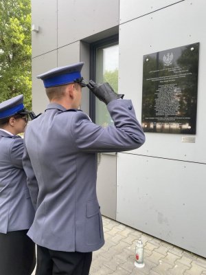 Policjanci oddają honor przed tablicą upamiętniającą policjantów zamordowanych w 1940 roku w Twerze