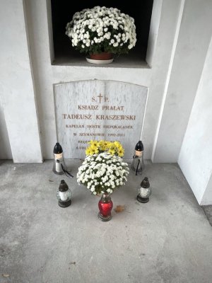 Zdjęcie przedstawia grób księdza Tadeusza Kraszewskiego