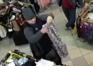 Kobieta podejrzewa o kradzież portfela trzyma chustę w ręce