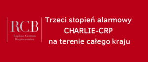 Czerwone tło z napisem z lewej stronie RCB na środku napis Trzeci stopień alarmowy Charlie - CRP na terenie całego kraju
