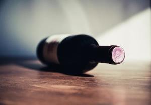 Leżąca butelka wina