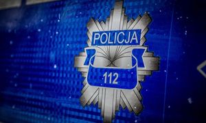 Na bolku radiowozu znajduje się logo policji w kształcie gwiazdy z napisem policja 112