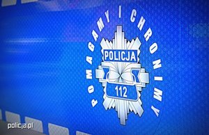 Logo policji w kształcie gwiazdy. Powyżej napis pomagamy i chronimy