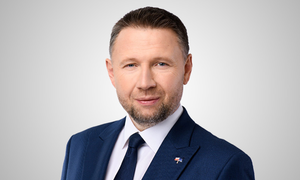 Zdjęcie przedstawia Marcina Kierwińskiego, ministra spraw wewnętrznych i administracji