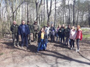 Policjanci, straż leśna i uczniowie zaangażowani w sprzątanie lasu