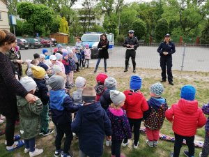Policjanci z odwiedzinami u dzieci z Niepublicznego Przedszkola Promyk w Sochaczewie