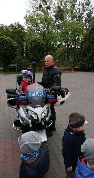 Policjanci z odwiedzinami u dzieci z Niepublicznego Przedszkola Promyk w Sochaczewie