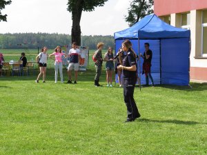 Policjantka mówi o bezpieczeństwie podczas pikniku