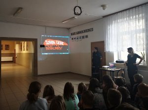 Policjanci KPP Sochaczew na spotkaniu z uczniami Szkoły Podstawowej w Wyczółkach