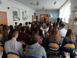 Policjanci KPP Sochaczew na spotkaniu z uczniami Szkoły Podstawowej w Wyczółkach