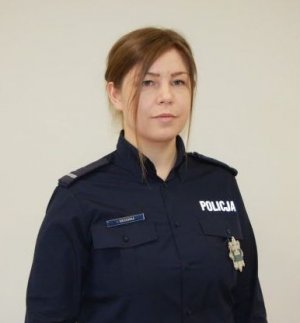 Policjantka w umundurowaniu służbowym