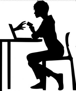 Grafika przedstawia kobietę siedzącą na krześle przed laptopem i trzymającą kartę płatniczą w ręce. Z ekranu komputera w kierunku karty wychodzi ręka.