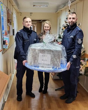 Policjanci z Komisariatu Policji w Łochowie zostali Świętymi Mikołajami i pomogli Frankowi