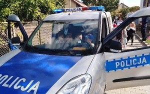 radiowóz policyjny obok przedszkolaki