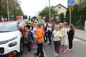Dzieci podczas wspólnej akcji z policjantami skierowanej do kierowców.