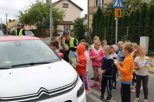 Dzieci podczas wspólnej akcji z policjantami skierowanej do kierowców.