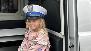 Policjanci oraz dzieci podczas konkursów o bezpieczeństwie w ruchu oraz uczestnicy wyścigów z pojazdami.