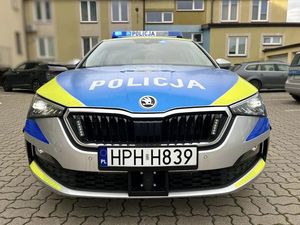 Policyjny radiowóz w nowych barwach.