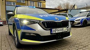 Policyjny radiowóz w nowych barwach.