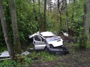 Policjanci pracujący na miejscu wypadku drogowego, w którym zginęło 4 osoby, a jedna została ranna. Do wypadku doszło w okolicy miejscowości Kamieńczyk na drodze krajowej nr 62 z Wyszkowa do Łochowa.