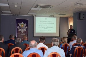Komendant Powiatowy Policji w Wyszkowie prowadzący debatę społeczną