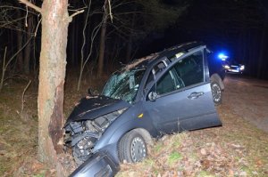 Samochód ford rozbity na drzewie