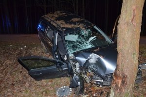Wypadek drogowy, samochód ford rozbity na drzewie