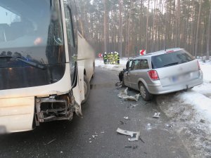 Na zdjęciu widzimy zderzenie autobusu z samochodem osobowym.