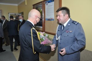 życzenia Komendantowi Czachorowskiemu składa Komendant Państwowej Straży Pożarnej w Żurominie