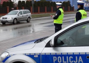 policjanci ruchu drogowego przy drodze