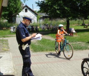policjant sprawdza umiejętności praktyczne rowerzystów