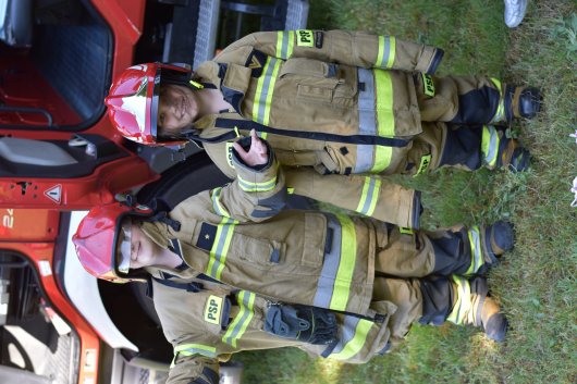 dzieci w ubraniu strażaka