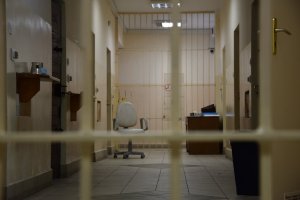 kraty w celi policyjnej