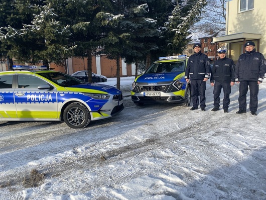 zdjęcie na parkingu KPP Żyrardów, przedstawia trzech policjantów stojących przy nowych oznakowanych radiowozach