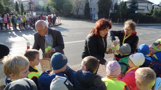 Do działań na rzecz bezpieczeństwa pieszych przyłączył się także Wójt Gminy Puszcza Mariańska- Pan Michał Staniak oraz nauczyciele i pedagodzy