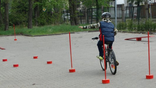chłopiec na rowerze pokonuje przeszkody