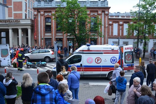 Wypadek na ul. 1 Maja w Żyrardowie, na zdjęciu udzielanie pomocy poszkodowanym.