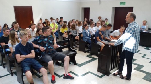 Kurator sądowy-Cezary Kubicki prowadzi prelekcję z uczniami
