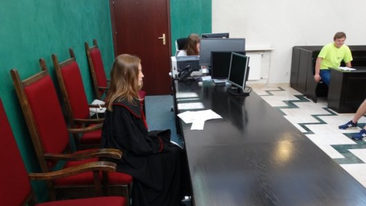 Uczniowie biorący udział w symulacji rozprawy sądowej na temat nękania