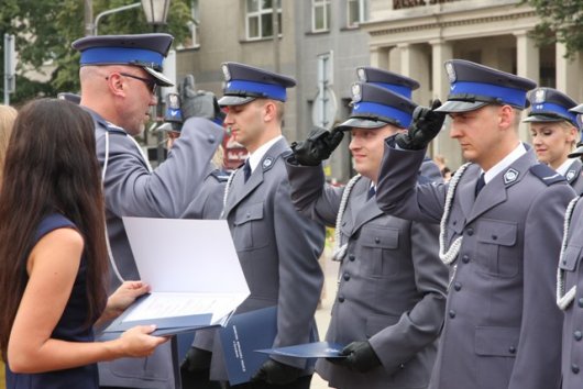 Komendant Powiatowy Policji w Żyrardowie- insp. Arkadiusz Zgieb wręcza akty mianowania policjantom