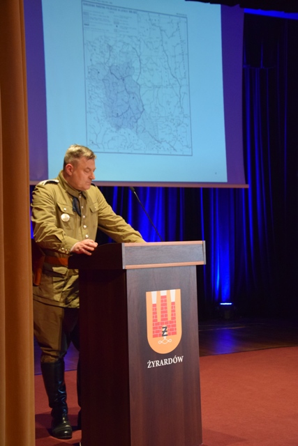 Pan Michał Łapiński z GRH Szewron prowadzi wykład na temat funkcjonowania Policji Państwowej w okresie międzywojennym.
