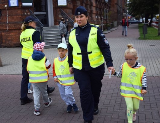 Na zdjęciu mł. insp. Edyta Marczewska- I Zastępca Komendanta Powiatowego Policji w Żyrardowie w dziećmi biorącymi udział w działaniach. W tle policjantka z dziećmi.