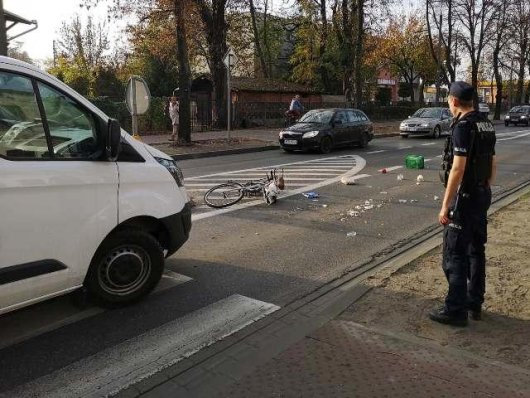 Policjant zabezpieczający miejsce wypadku drogowego w Żyrardowie na ul. 1 Maja.