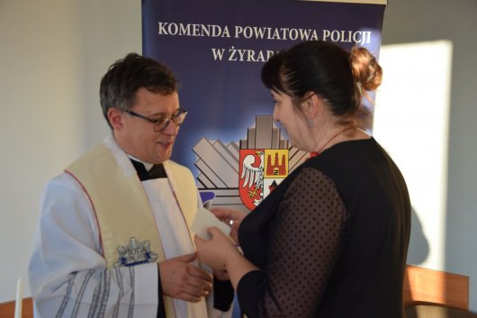 Policjanci i pracownicy cywilni na spotkaniu wigilijnym w KPP Żyrardów.