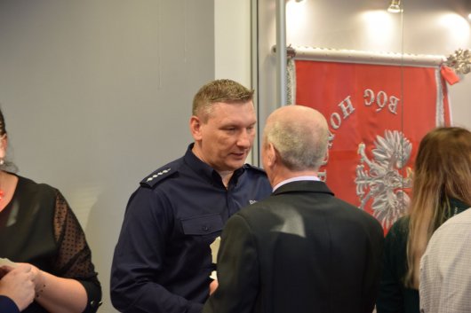 Policjanci i pracownicy cywilni na spotkaniu wigilijnym w KPP Żyrardów.